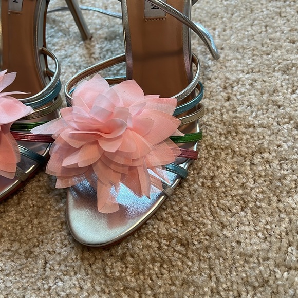 Steve Madden Jolisa heeled sandal silver leather floral wrap around ankle shoe - Picture 3 of 7